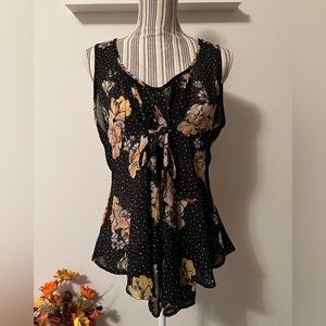 Polka dot and floral sleeveless shirt. Size M. ❤️